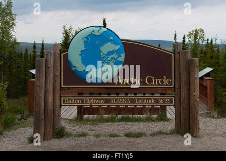 Kennzeichnung des Polarkreises auf dem Dalton Highway ist diese Touristenattraktion in Zeichen eine Wahlbeteiligung, in der Tundra in Alaska zu setzen. Stockfoto