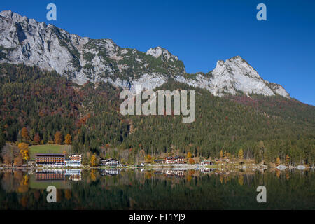 Hotels und CVJM Aktivzentrum Hintersee entlang See Hintersee in den Bayerischen Alpen, Berchtesgadener Land, Oberbayern, Deutschland Stockfoto