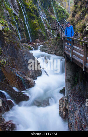 Touristen auf der Suche am Wasserfall in der Schlucht Wimbachklamm in Ramsau Bei Berchtesgaden, Nationalpark Berchtesgaden, Bayern, Deutschland Stockfoto