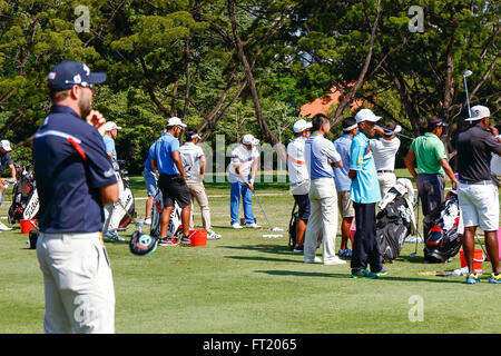 Kuala Lumpur, Malaysia. 17. Februar 2016. Spieler auf der driving Range der Praxis bei den Maybank Meisterschaft Malaysia 2016 golf tou Stockfoto