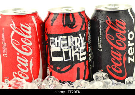 Dose Coca-Cola, Cherry Coke und Coca-Cola Zero Getränke auf Eis Stockfoto