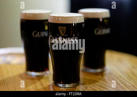 Drei Pints Guinness Bier Stockfoto