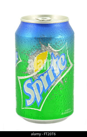 Sprite-Getränk in der Dose auf dem Eis isoliert auf weißem Hintergrund Stockfoto