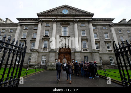 Statue von Edmund Burke vor Trinity College in Dublin, Republik Irland, Europa Stockfoto