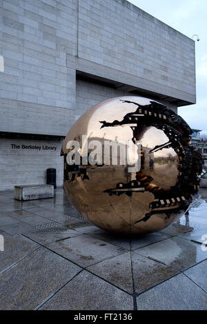 Arnaldo Pomodoros Kugel im Bereich Skulptur außerhalb der Berkeley Bibliothek am Trinity College in Dublin, Irland Stockfoto