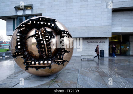 Arnaldo Pomodoros Kugel im Bereich Skulptur außerhalb der Berkeley Bibliothek am Trinity College in Dublin, Irland Stockfoto