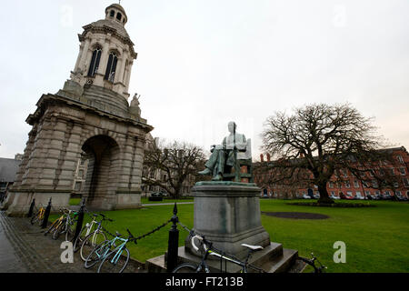 Statue des ehemaligen Propstei George Salmon (von John Hughes) und den Campanile am Trinity College in Dublin, Irland Stockfoto