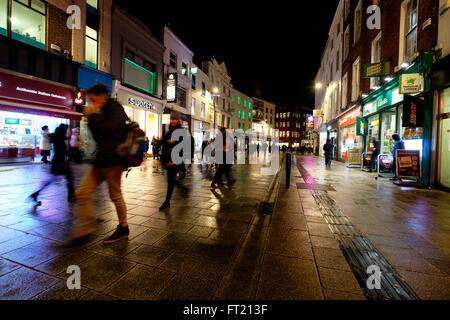 Menschen zu Fuß auf der Grafton Street in Dublin, Republik Irland, Europa Stockfoto