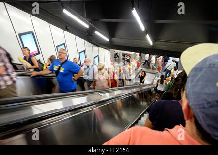 Menschen auf der Rolltreppe Stockfoto