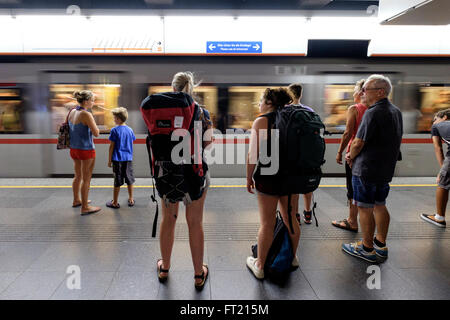 Schulung von Menschen stehen und warten auf die U-Bahn u-Bahn Wagen zu stoppen in Wien, Österreich, Europa Stockfoto