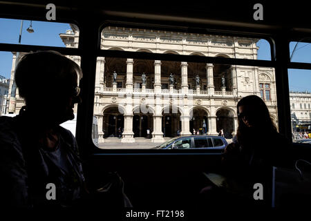 Wiener Staatsoper gesehen aus dem Inneren eines Busses in Wien, Österreich, Europa Stockfoto