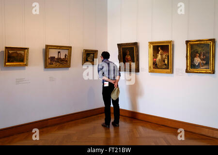 Person, die einen genaueren Blick auf ein Gemälde im Belvedere Palast Museum, Wien, Österreich, Europa Stockfoto