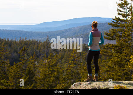 Ein Wanderer findet in der Ansicht von einem Berg Aussichtspunkt im Acadia National Park, Mount Desert Island, Maine. Stockfoto