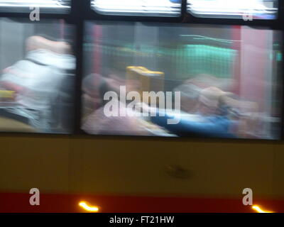 Abstraktes Bild der Straßenbahn Passagiere Stockfoto