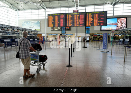 Passagier Blick auf Zeitplan Bretter am Vaclav Havel Flughafen terminal 1 in Prag, Tschechische Republik, Europa Stockfoto