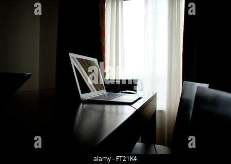 Apple MacBook Air auf dem Schreibtisch zu Hause Stockfoto