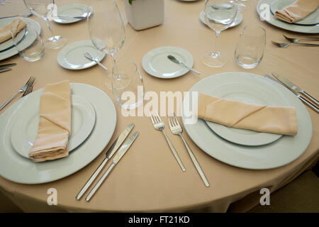 Teller und Besteck im Restaurant der gehobenen Klasse Tabelle Stockfoto