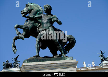 Bronzene Pferd zahmer Statue am österreichischen Parlamentsgebäude in Wien, Österreich, Europa Stockfoto