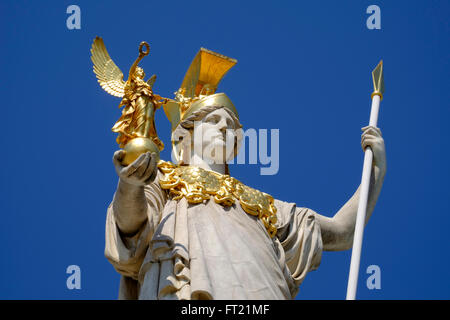 Nahaufnahme einer Statue der Athena - Pallas Athene-Brunnen vor dem Parlamentsgebäude in Wien, Österreich, Europa Stockfoto