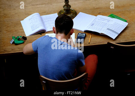 Draufsicht eines Schülers, Hausaufgaben Stockfoto