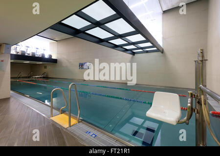 Hallenbad-Eintritt-Leiter und Behinderten Stuhl Stockfoto