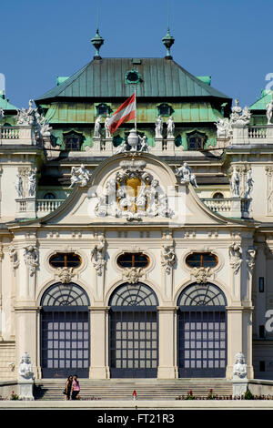 Paar, wobei eine Selfie vor dem oberen Belvedere Palast in Wien, Austria, Europe Stockfoto