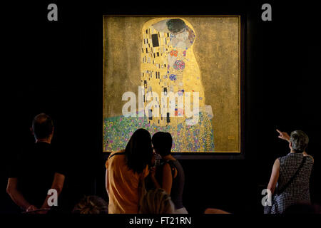 Menschen auf der Suche in 'Der Kuss' Gemälde von Gustav Klimt im Belvedere Museum in Wien, Austria, Europe Stockfoto