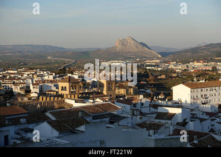 Blick über die Stadt Antequera in Richtung Pena de Los Enamorados oder Lovers Rock Stockfoto