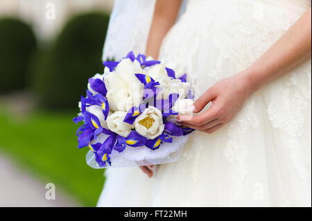 Brautstrauß. Iris und weißen Tulpen. Stockfoto