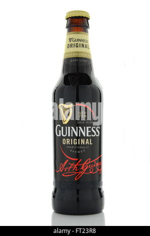 Guinness stout Bier isoliert auf weißem Hintergrund zu trocknen. Guinness Bier produziert seit 1759 in Dublin, Irland. Stockfoto