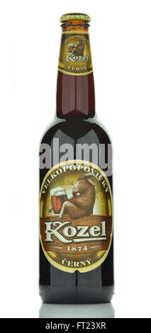 Velkopopovicky Kozel Bier isoliert auf weißem Hintergrund. Stockfoto