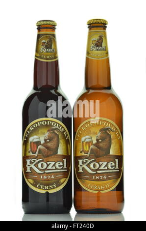 Velkopopovicky Kozel Bier isoliert auf weißem Hintergrund. Stockfoto