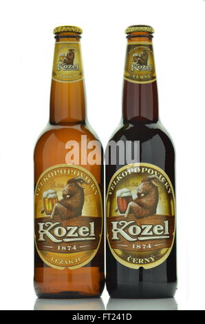 Velkopopovicky Kozel Bier isoliert auf weißem Hintergrund. Stockfoto