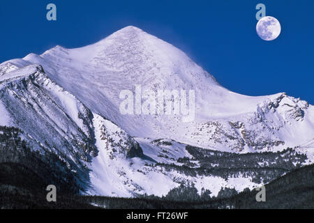 Mond über Torrey Berg im Bereich Ost-Pionier im Winter in der Nähe von Dillon, montana Stockfoto