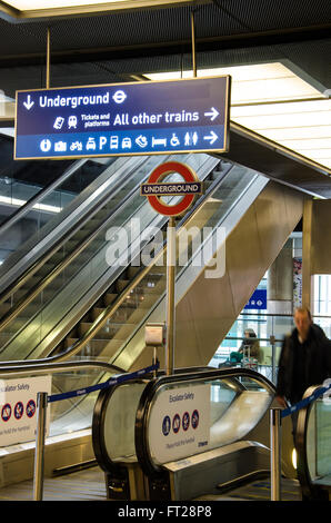 Rolltreppen am St Pancras International Airport führt hinunter zu der Londoner U-Bahn. Stockfoto