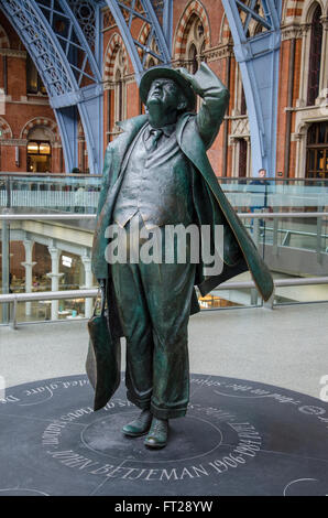 Eine Statue von John Betjeman am Bahnhof St Pancras International. Stockfoto