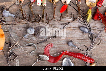 verschiedene Angelgeräte und Löffel auf Holzbrett Hintergrund. Konzeptdesign für Süßwasser im freien aktiven Unternehmen. Stockfoto