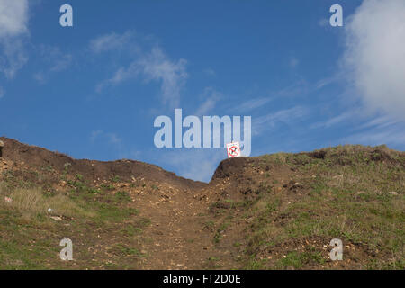 Ein kleines Schild auf einer Klippe Weg betont die Tatsache, die dass keine Hunde erlaubt sind. Stockfoto