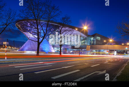 München - 8. März 2016: BMW Welt (BMW Welt) in München in der Nacht, eine multifunktionale Kundenerfahrung und Ausstellung Stockfoto