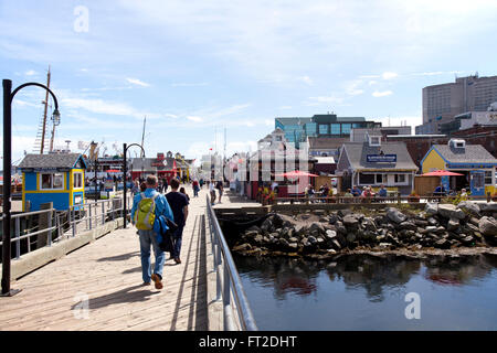 Touristen zu Fuß entlang der Waterfront Promenade in Halifax, Nova Scotia Stockfoto