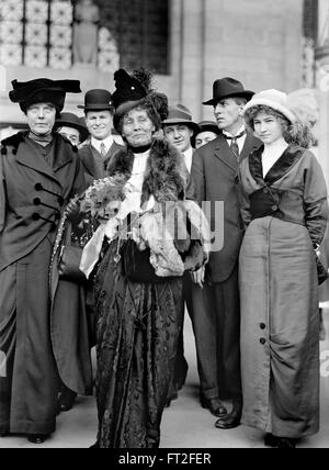 Frau Emmeline Pankhurst (Mitte), Leiter der britischen Suffragetten-Bewegung, mit der amerikanische Frauenrechtlerin, Lucy Burns, zu ihrem Recht. Foto c.1913 Stockfoto