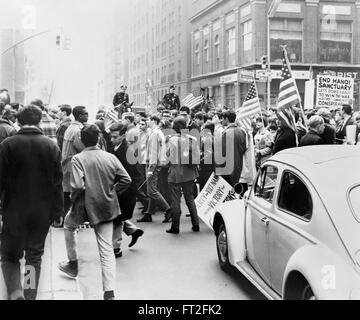 Pro Unterstützer der Vietnam-Krieg auf den Straßen von New York. Foto von Matthew Black, 1967 Stockfoto