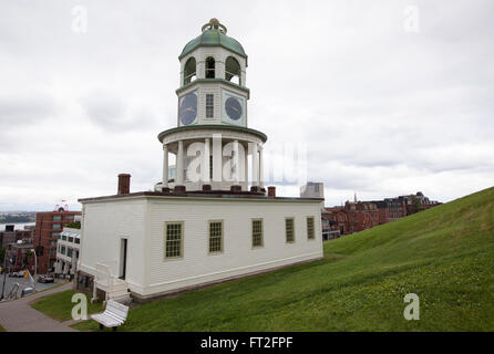 HALIFAX - 23. August 2013: Historische Halifax Town Clock auf Zitadelle Stockfoto