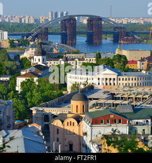 Hauptstadt der Ukraine, Kiew. Schöne Aussicht auf den alten Stadtteil Podil und Dnepr in Kiew. Stockfoto