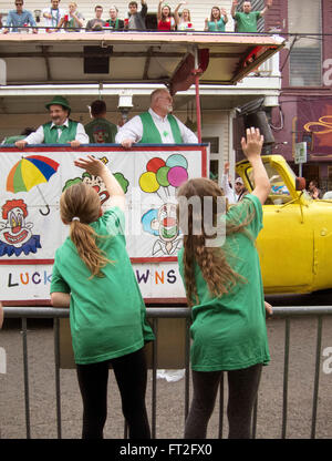 Zwei Mädchen beobachten der St. Patricks Day Parade auf Magazin St. in New Orleans. Stockfoto