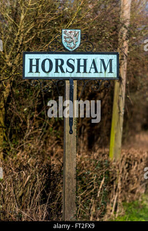 Dekorative Willkommensschild an die Stadt Horsham. Stockfoto