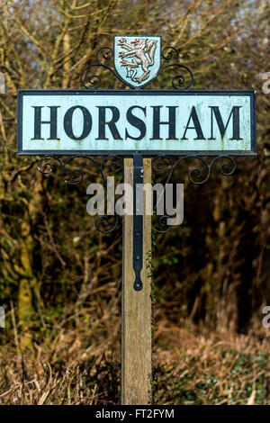 Dekorative Willkommensschild an die Stadt Horsham. Stockfoto