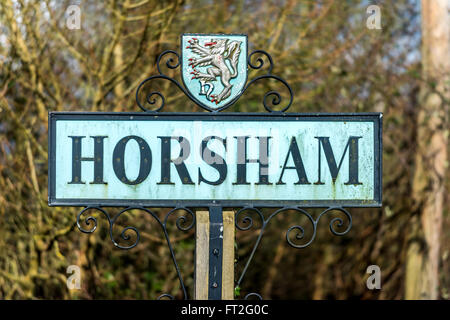 Dekorative Willkommensschild an die Stadt Horsham. Stockfoto