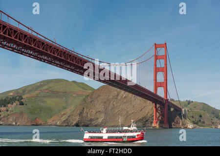 Freizeit-Boot vorbei unter der Golden Gate Bridge in San Francisco, Kalifornien, USA Stockfoto