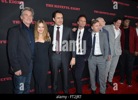 LOS ANGELES, CA - 7. Dezember 2015: Hasserfüllt acht Sterne Kurt Russell (links), Jennifer Jason Leigh, Demian Bishir Walton Goggins, Tim Roth & Michael Madsen bei der Weltpremiere von Quentin Tarantinos "die hasserfüllten Eight" Cinerama Dome, Hollywood Stockfoto